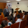 El defensor público Carlos Flores brindó una charla a los alumnos como final del recorrido.