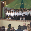 Niños y niñas en el momento artístico de la clausura