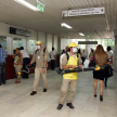 Los fumigadores buscando los posibles criaderos del mosquito transmisor del dengue.