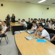 La jueza penal Edith Coronel dialogando con los alumnos.