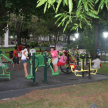 Rodeado de naturaleza, los visitantes de la plaza hacen uso de las modernas instalaciones introducidas en el lugar.