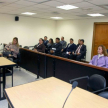El funcionario Aldo Avalos, informando a los visitantes el sistema de conformación de un Tribunal de Sentencia.