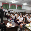 El juez Penal Adolescente Camilo Torres dirigiéndose a los niños