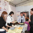 Funcionarios encargados del stand de Organos de Control hacen entrega de distintos materiales a los presentes.