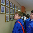 Los estudiantes observan la galería de fotos de los expresidentes de la Corte.