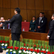 El doctor Antonio Fretes observa el momento en que el presidente saliente Federico Franco hace entrega de los atributos de mando al titular del Congreso Julio Velázquez.