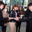 El funcioario Aldo Avalos entregando materiales a los visitantes.