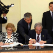 La ministra de la Corte, Gladys Bareiro de Módica y el ministro Raúl Torres Kirmser también suscribieron el convenio.