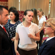 La ministra de la Corte Suprema doctora Gladys Bareiro de Módica analiza con algunos de los asistentes los temas analizados durante la presentación del Plan Estratégico.