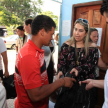 La directora operativa del Sistema, doctora Lourdes Sandoval, entregando materiales a un facilitador.