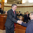 El senador colorado Enrique Bachetta estrecha la mano del nuevo integrante del Consejo de la Magistratura, mientras observa el senador liberal Blas Llano.