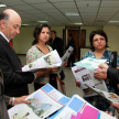 Los juristas del vecino país observando materiales sobre la campaña.