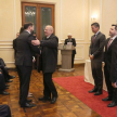 El doctor Luis María Benítez Riera saluda al nuevo ministro, Rodrigo Nicora Villamayor.