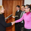 Momento en que la ministra de la Corte Suprema de Justicia, doctora Alicia Pucheta de Correa congratuló a los agentes del orden