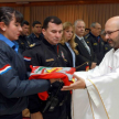 Los efectivos policiales entregaron las banderas del Paraguay y de la Policía Nacional al sacerdote.