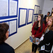 Los universitarios, observando los documentos del Museo de la Justicia.