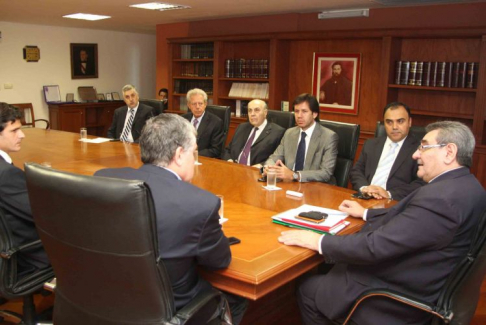 El presidente de la Corte Suprema de Justicia, doctor Antonio Fretes, durante una reunión con el fiscal general del Estado y otras autoridades.