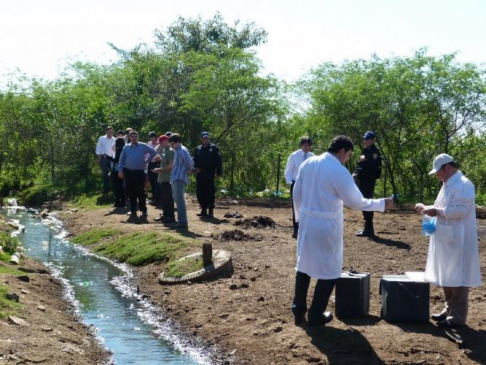 Los tecnicos tomaron muestra de agua de los diferentes cauces de la zona de influencia de las curtiembres y mataderias.