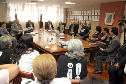 Durante la reunión que mantuvieron las víctimas del Ycuá Bolaños, con los ministros de la Corte Suprema de Justicia