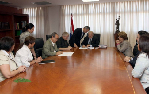 El presidente de Corte, doctor Luis María Benítez Riera y la ministra Gladys Bareiro de Módica firmaron el convenio por parte de la máxima instanca judicial.