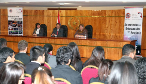 Estudiantes de la carrera de Derecho de la Universidad Nacional de Itapúa, filial María Auxiliadora, visitaron el Palacio de Justicia de Asunción.