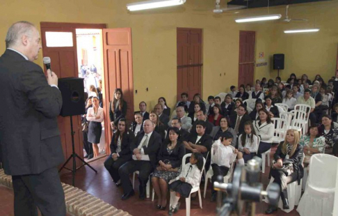 El doctor Luis María Benitez Riera, encargado de la campaña educativa, dirigiéndose a los presentes