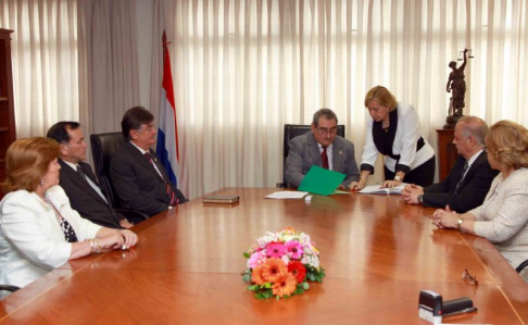 Momento en que el titular de la Corte, doctor Antonio Fretes, firma el acuerdo.