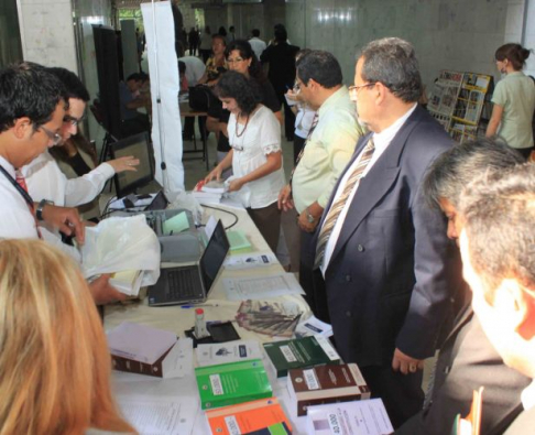 La feria de libros se realiza hoy hasta las 12:30 en la plazoleta del Poder Judicial.