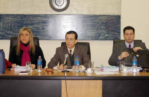 Integrantes del Tribunal de Sentencia Wilfrido Peralta (centro), Gloria Hermosa y Victor Alfieri
