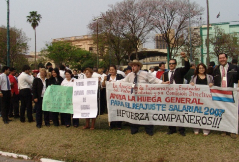 Los funcioarios judiciales estuvieron frente al Congreso expectantes a la decisión de los legisladores.