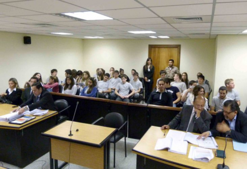 Los estudiantes del Colegio del Sol participando del juicio oral y público.