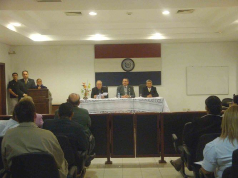 Los ministros, Luis María Benítez Riera y Antonio Fretes con el profesor Ramón Silva durante el curso.