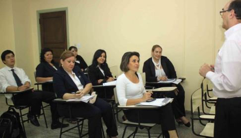 El instructor, Teófilo Villalba, explicó la importancia de aplicar la inteligencia emocional en el trabajo para lograr la eficacia.