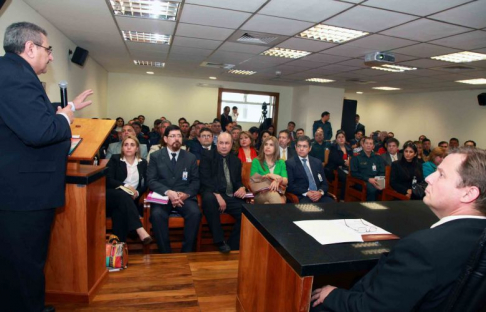 El doctor Antonio Fretes, presidente de la Corte Suprema de Justicia, durante su exposición ante los cursantes del IAEE.