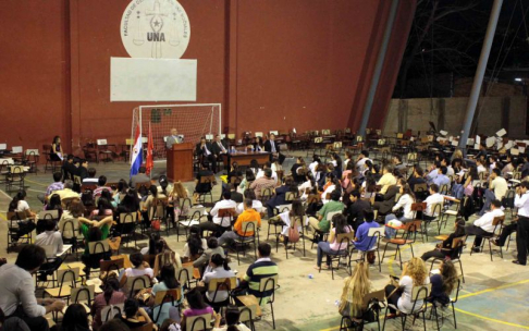 Gran concurrencia de estudiantes se pudo apreciar en la conferencia realizada en la Facultad de Derecho.