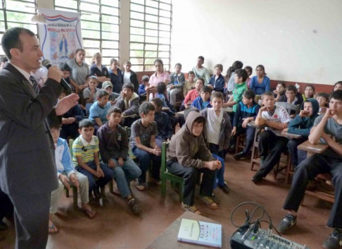 El juez Héctor Ayala fue el encargado de brindar la charla a los alumnos de la Escuela Medalla Milagrosa.