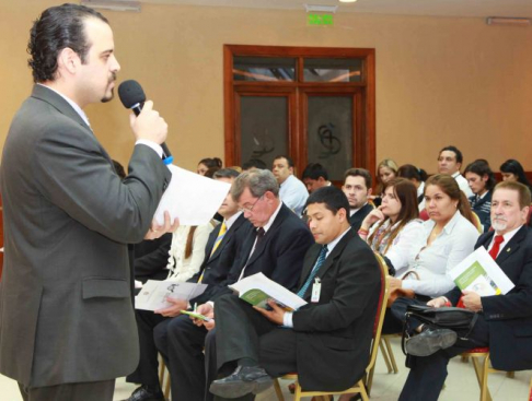 Momeno de la presentación del curso de capcitación de Ética, que estuvo a cargo del director de la Oficina de Ética, Gonzalo Sosa