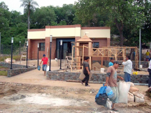 La edificación cuenta con 105 metros cuadrados de área cubierta, en las cuales funcionarán tres oficinas, un archivo y una sala de espera.