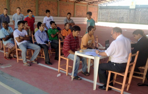 Durante la visita a la penitenciaría se entregaron los resultados de los análisis de expedientes a los internos.