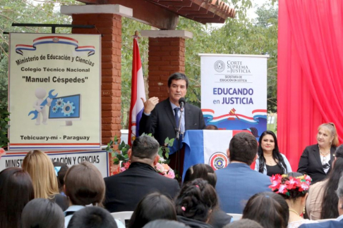 Apertura del Programa Educando en Justicia en Tebycuarymi con presencia del ministro Gustavo Santander Dans.