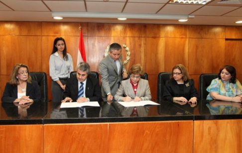 Durante la firma de convenio entre autoridades de la Corte Suprema de Justicia y el Colegio de Escribanos del Paraguay