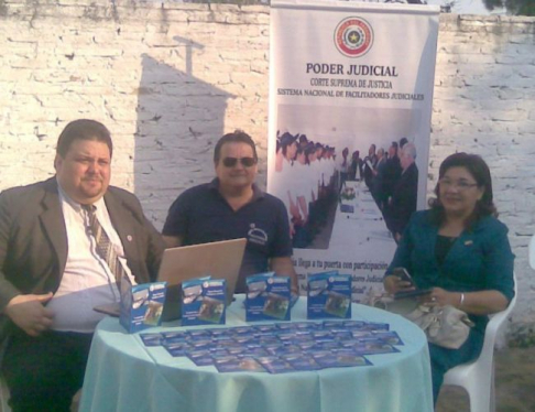 Los facilitadores en el stand que se monto en San Lorenzo