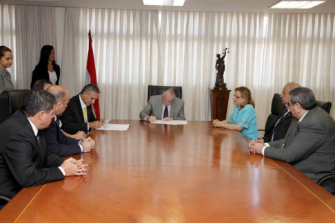 Momento en que el presidente de la Corte, doctor Víctor Núñez, y el ministro secretario de la Seprelad estamparon su firma para el convenio.