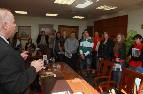 El Ministro Luis María Benítez Riera hablando para los estudiantes.