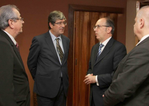 Los ministros Raúl Torres Kirmser y Luís María Benítez Riera, dialogando con el embajador español, Diego Bermejo y Jorge Hevia, representante de ese país ante la OEA. 