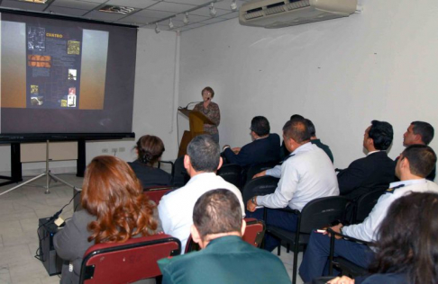 Cursantes del IAEE durante la conferencia realizada en el Museo de la Justicia.