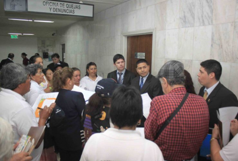 El abogado Edgar Escobar, Coordinador de la Oficina de Quejas y Denuncias, conversando con los facilitadores.