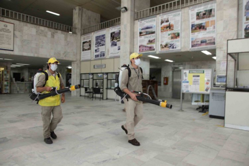 Fumigadores de Senepa recorriendo el acceso principal del Poder Judicial.