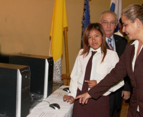 Ministro Bajac donó lote de libros y equipos informáticos a facultad y escuelas de Concepción