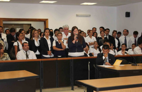 Una funcionaria dirigiéndose al ministro de la Corte Suprema de Justicia doctor Miguel Oscar Bajac durante la reunión que mantuvo en Concepción.